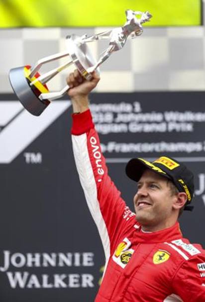 Vettel col trofeo vinto a Spa. Epa